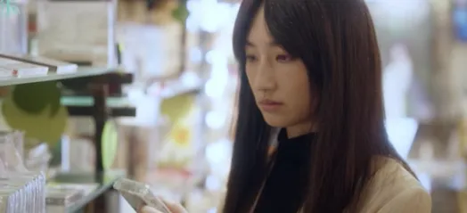 柯佳嬿長髮造型也在預告中曝光。翻攝自電影《想見你》預告