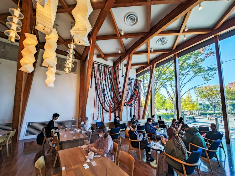 咖啡店後方的大型裝置藝術品使用廢棄漁網製作，懸吊的玻璃燈飾，也是利用回收日光燈管玻璃重新吹製。田欣雲攝