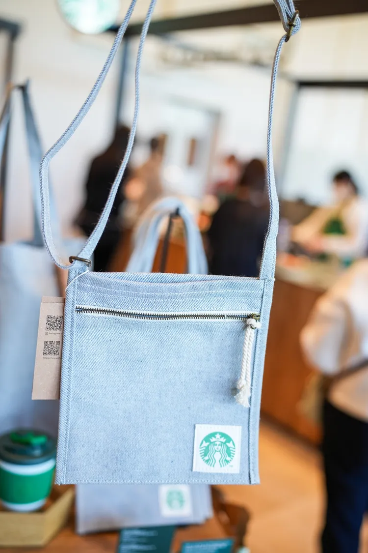 店內販售使用回收材質製作的小袋。田欣雲攝