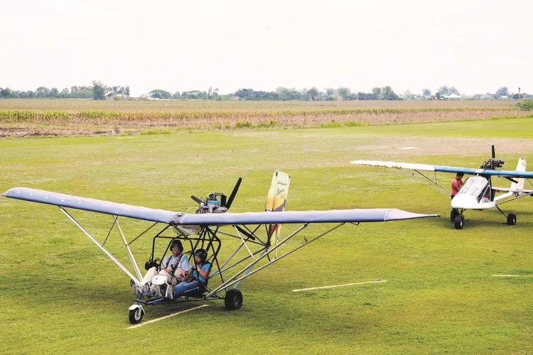 遊客來到菲律賓克拉克觀光時，千萬不能錯過輕航機飛行體驗，不用花大錢就有專業駕駛帶你翱翔天際。菲律賓觀光部提供
