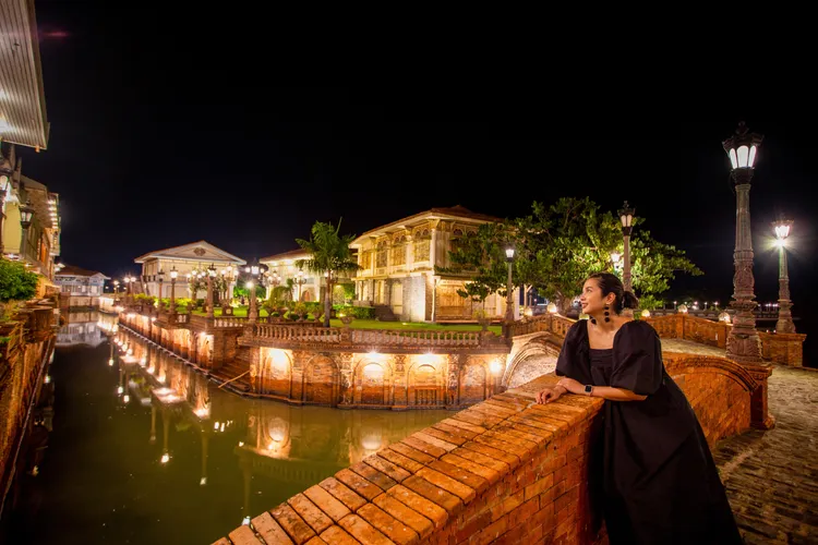 Las Casas Filipinas de Acuzar是當地知名的旅遊景點，莊園內共有27棟歷史建築，全源自於18至20世紀的菲式生活型態，遊客造訪時還能搭船穿梭於水道間探訪一幢幢精雕細琢的華麗建築，恍如置身於威尼斯一般愜意。菲律賓觀光部提供