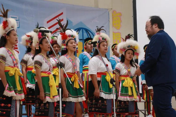 台東縣舉辦「第八屆青少年創意發明競賽」活動主場地豐田國中，邀請校內豐舞原韻合唱表演，呈現社團學習成果。台東縣府提供