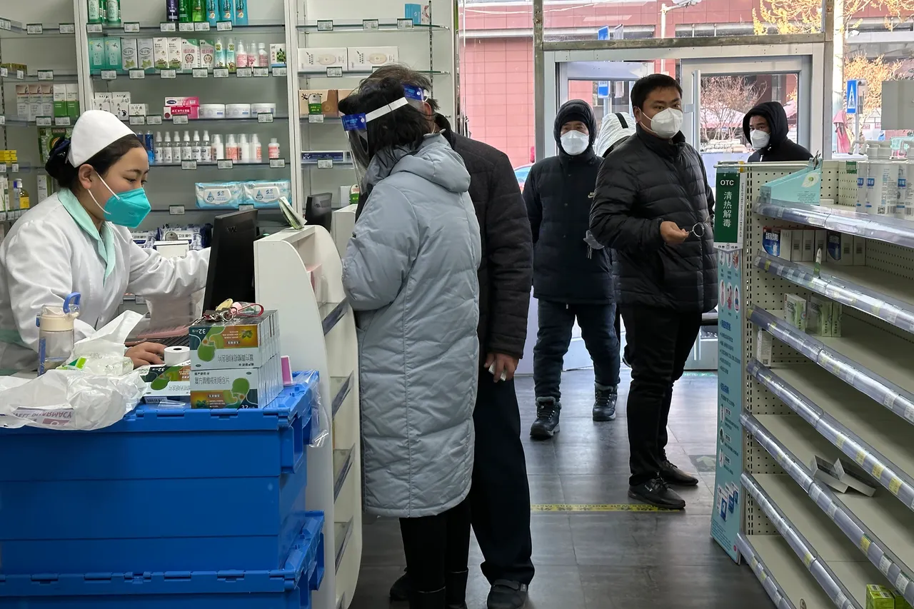 中國防疫措施的觀念,已由防控感染」轉到「醫療救治」。美聯社