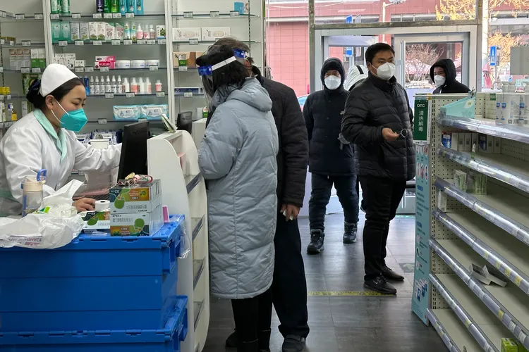 中國防疫措施的觀念，已由防控感染」轉到「醫療救治」。美聯社