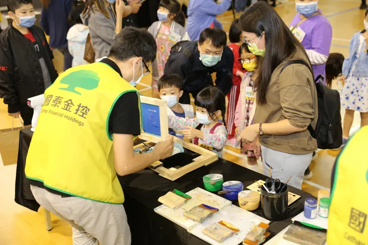 現場設置絹印體驗區，讓親子DIY環保提袋。 （圖/國泰金控提供）