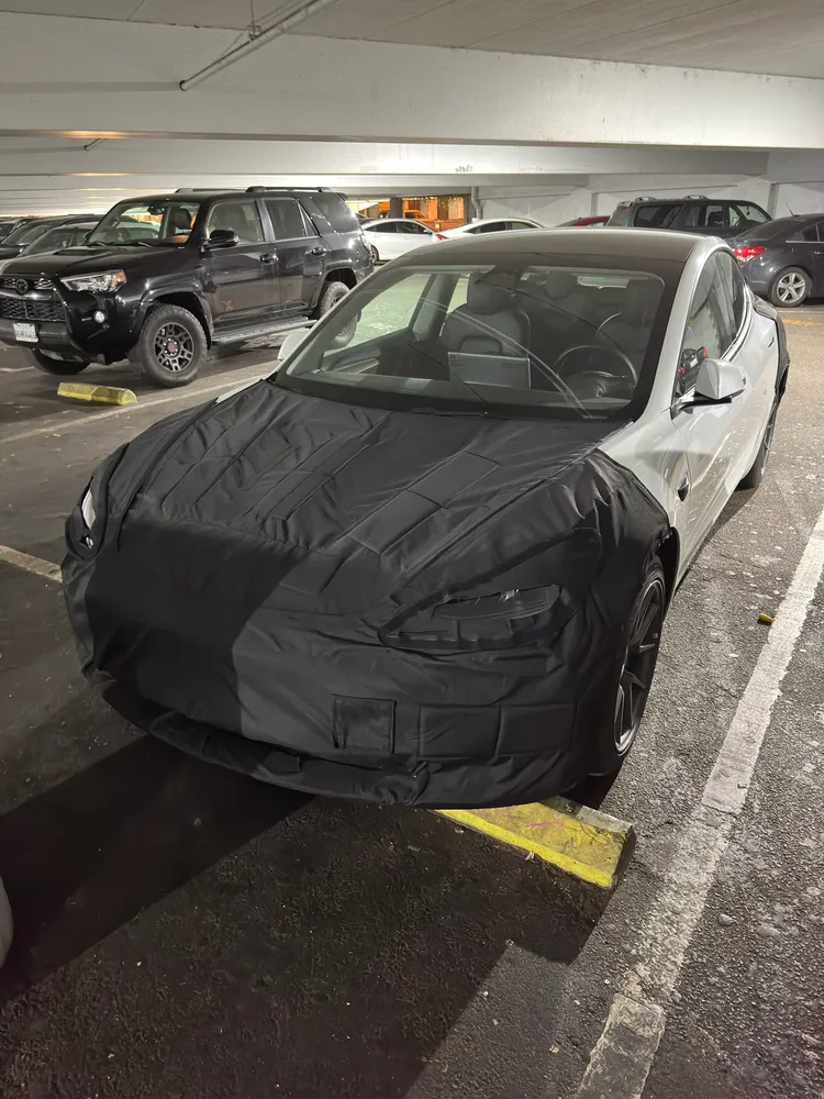 由車頭包覆狀況判斷新車車頭將有望改動。取自推特帳號：omg_Tesla/Rivian