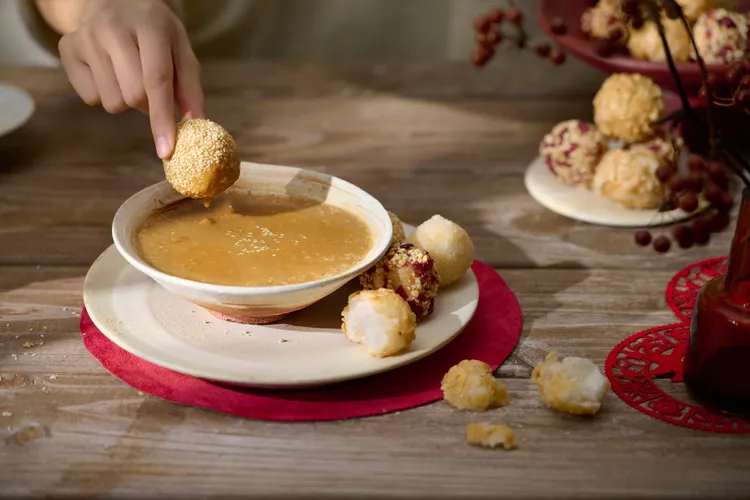 舊振南手工粩類嚴選一年採收一次的「九頭芋」加上糯米蒸煮打漿後製成年糕狀油炸，口感酥鬆香脆。業者提供