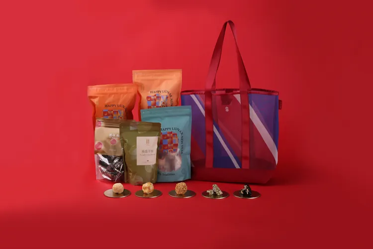 「咬春福袋」袋內精選多款麻粩以及應景的甜蜜零嘴。業者提供