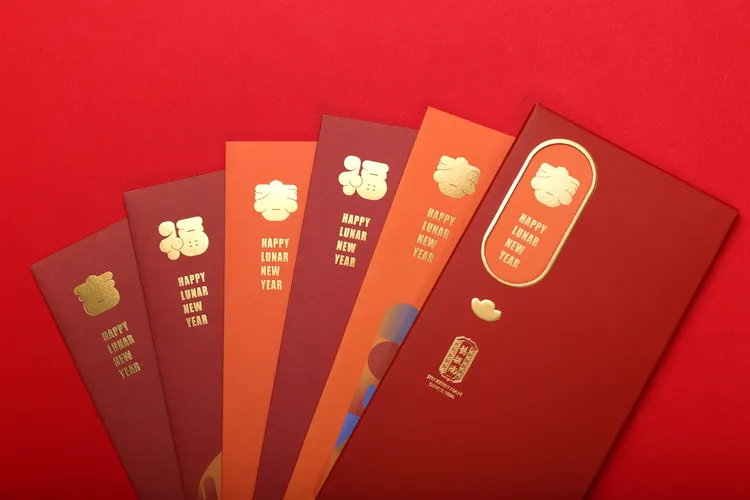 實體門市加碼滿額贈活動，消費達門檻即有機會獲得「揚眉兔氣春福窗花」、紅包袋及甜點棗枝乙包。業者提供