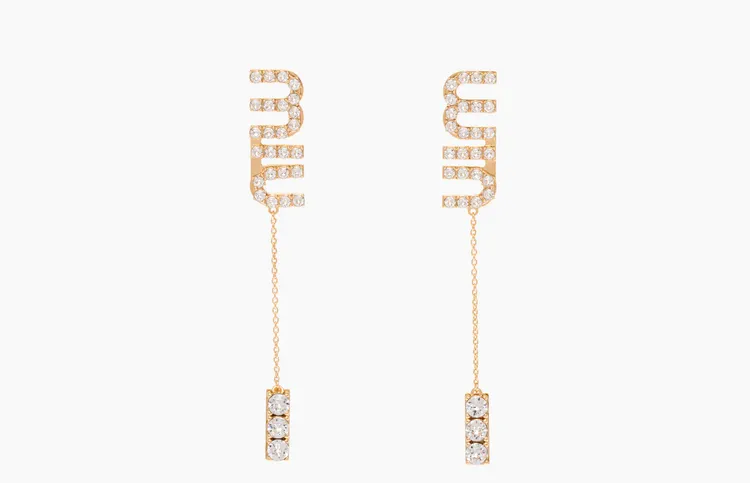 MIU MIU logo水晶吊墜耳環，1萬8500元。品牌提供