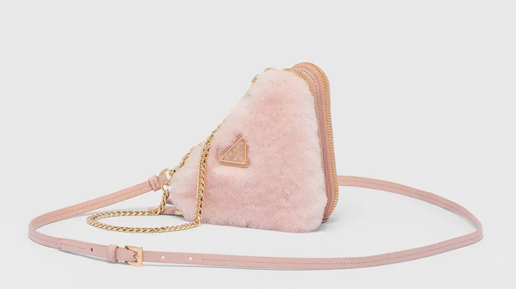 PRADA Montone迷你三角手提肩背包，4萬8000元。品牌提供