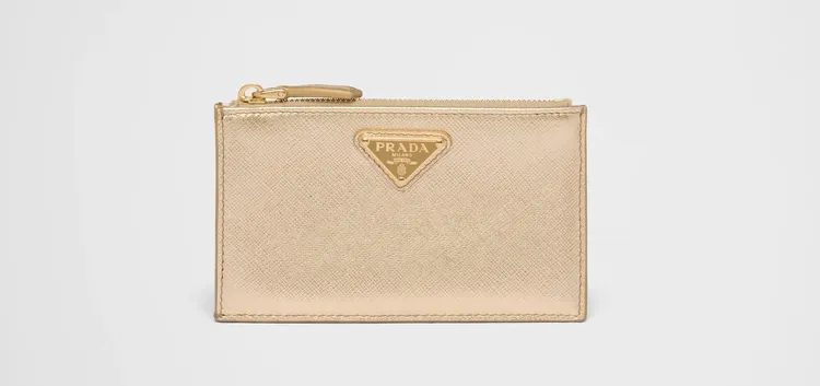 PRADA Saffiano皮革卡夾，1萬8500元。品牌提供