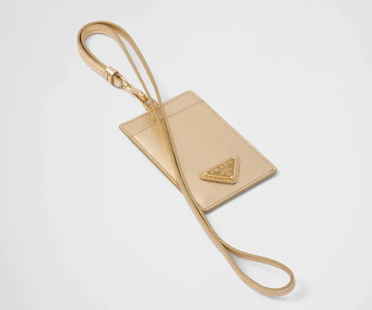PRADA Saffiano證件夾，1萬9000元。品牌提供