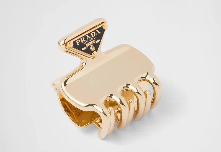 PRADA金色髮夾，1萬5500元。品牌提供