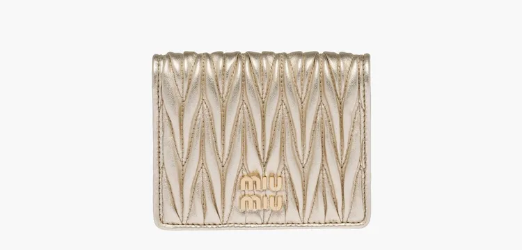 MIU MIU白金色Matelassé皮革短夾，1萬7500元。品牌提供