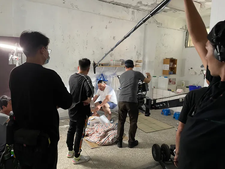 即將上映的黑幫電影《山中森林》在坪林廉政研習中心取景工作照。新北市府提供