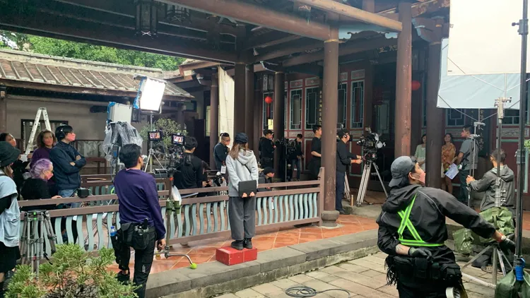 預計明年上映的電影《台北愛之船》在板橋林本源園邸拍攝工作照。新北市府提供