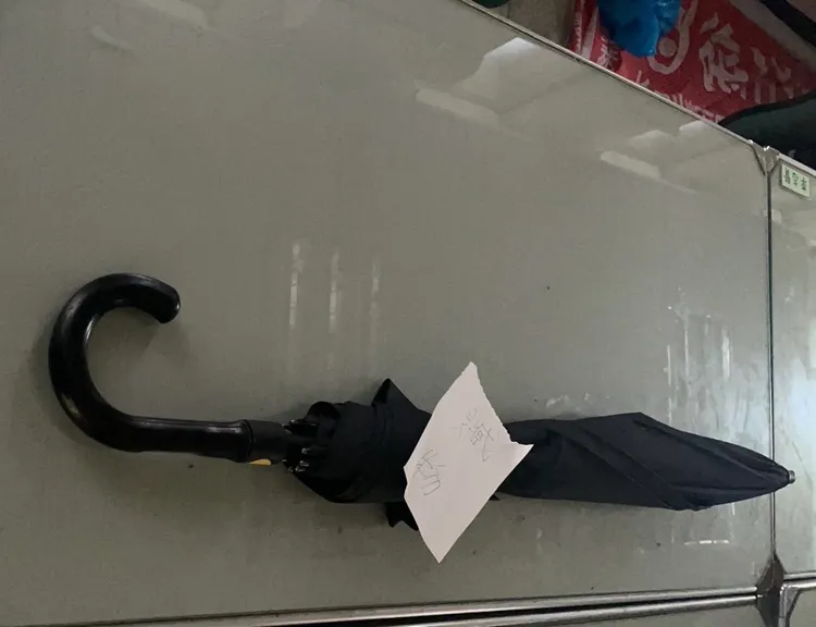 陳男偷竊的雨傘。翻攝畫面