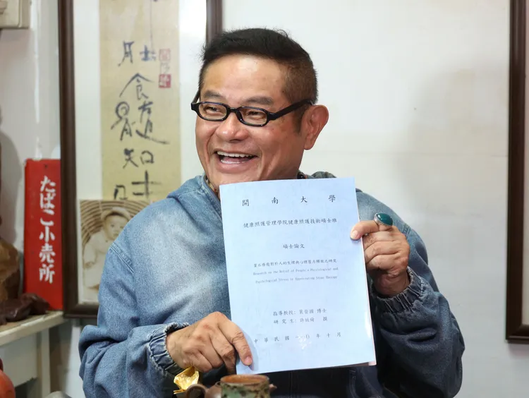 許效舜是開南大學碩士第一名畢業，打算再考博士班。陳明中攝