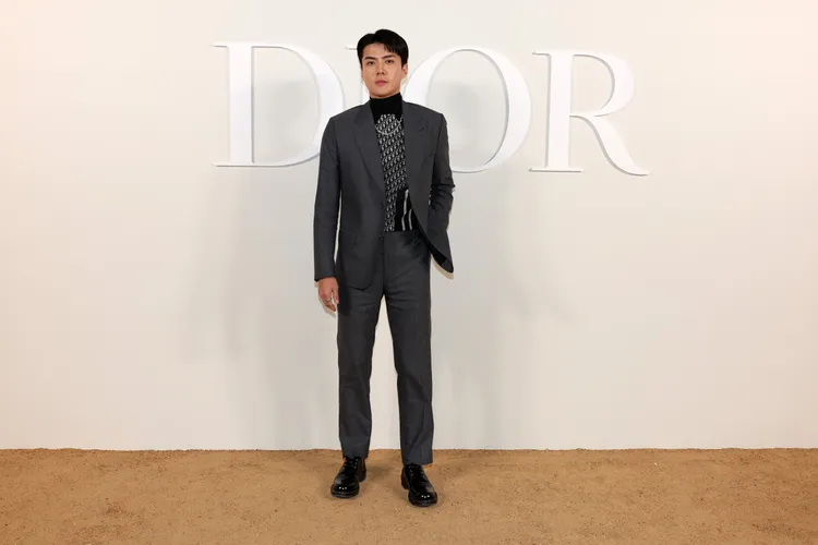 韓團EXO成員世勳以帥氣正裝現身DIOR秋季男裝秀場。品牌提供