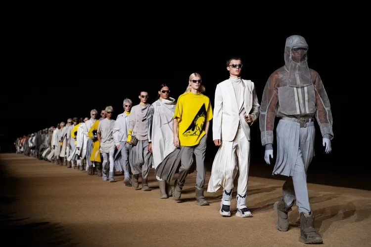 DIOR 2023秋季男裝系列採用星辰為核心串起傳統工藝與未來科技，還有DIOR神話中永恆的經典符碼。品牌提供