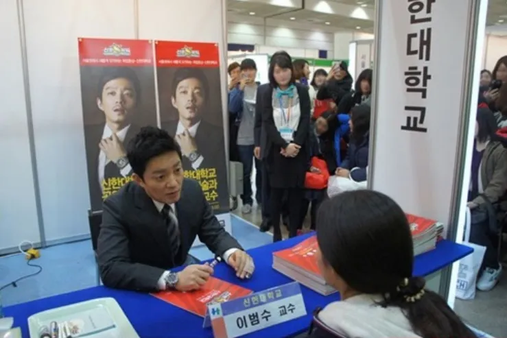 李凡秀擔任系主任，幫學生諮商。翻攝naver