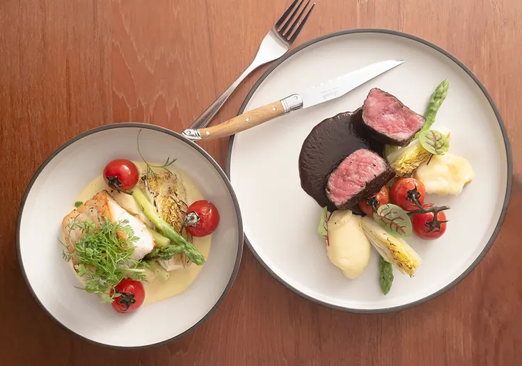 聖誕餐的主菜選擇為美國爐烤肋眼牛排(右)或莫瑞鱈魚。業者提供