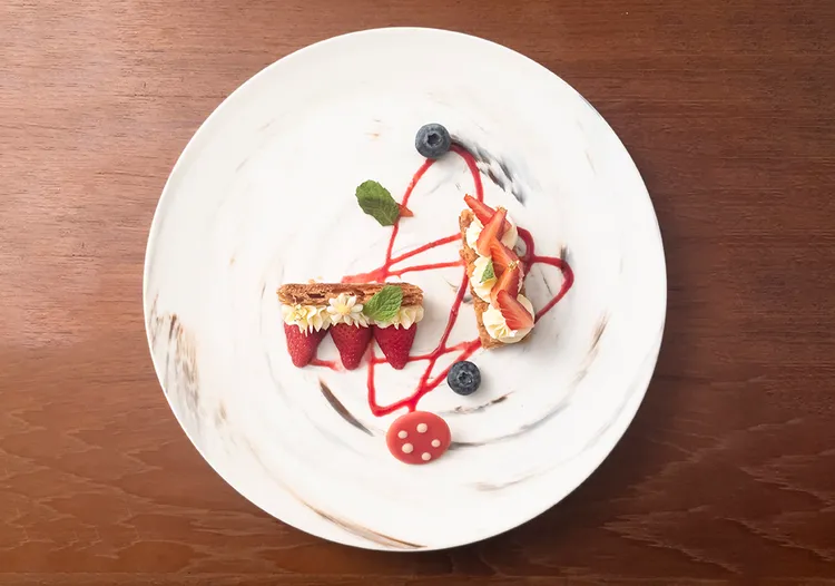 以當令的大湖草莓做成的冬季草千層，是套餐的甜點。業者提供