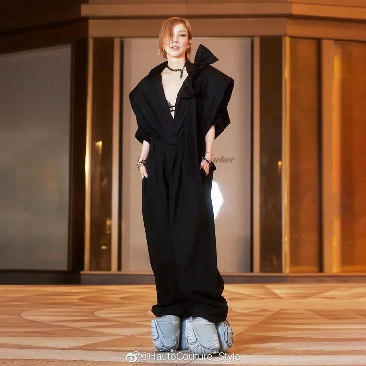 鄭秀文身穿VALENTINO服裝亮相。翻攝HauteCouture_Style微博