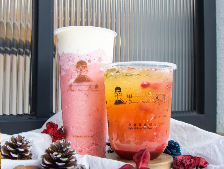 「莓好聖誕組合」聖誕白鬍子加上莓莉聖誕夜2杯只要125元。業者提供