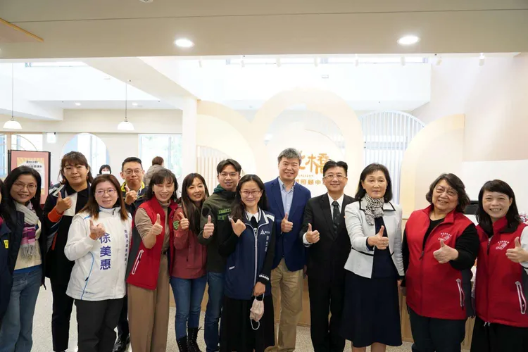 「柴橋日照中心」啟用典禮，李世珍副市長和與會貴賓大合影，活動圓滿成功。新竹市政府提供