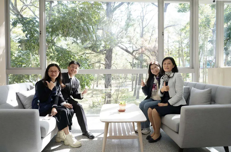 新竹市副市長李世珍（右1）宣布竹市首間公辦民營日照機構「柴橋日照中心」正式完工啟用。新竹市政府提供