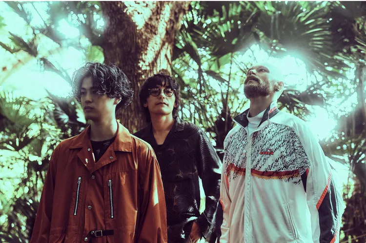 日本樂團「Newspeak」鼓手 Steven（右）、主唱 Rei（左）、貝斯手 Yohey開心接受視訊訪問。華納音樂