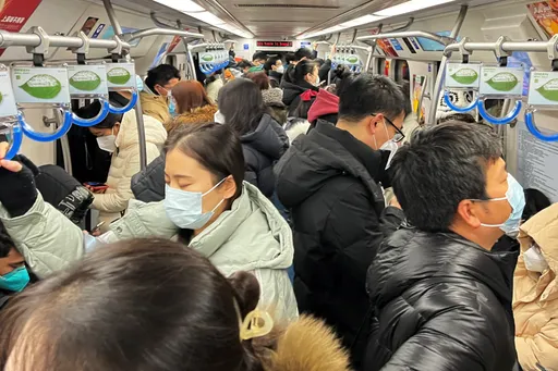 中国人学习「与病毒共存」 北京上海地铁满是通勤族、市集乐园涌人潮