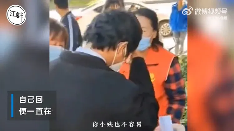 旁人不捨的說，當年小姨因為帶著外甥到外地打工卻沒把人帶回，還被家人質疑是把人給賣給人口販子，揹了20多年黑鍋。引自微博