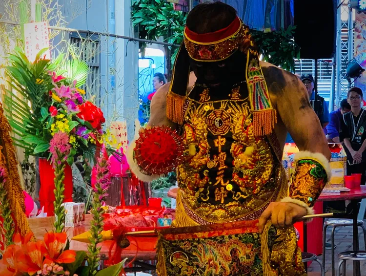 太玄宮近來因「墨龍中壇元帥」起乩時，原因不明重甩前方女工作人員巴掌，引起輿論議論和批評。圖疑為打巴掌的乩童。翻攝太玄宮臉書