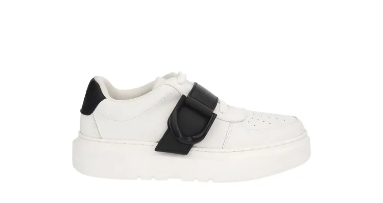 Gabine真皮休閒鞋，3690元。品牌提供