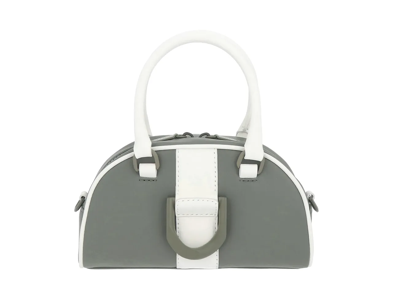 Gabine真皮保齡球包，3990元。品牌提供