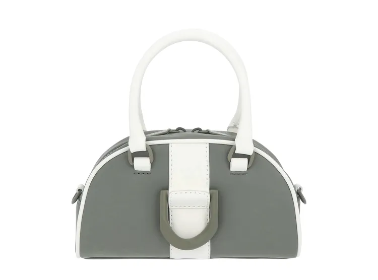 Gabine真皮保齡球包，3990元。品牌提供