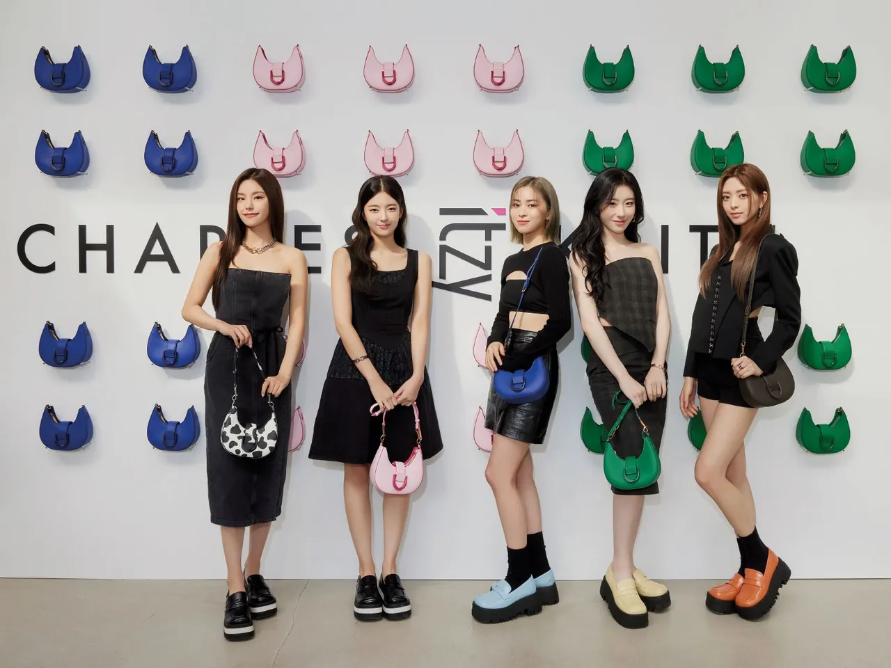 CHARLES & KEITH在10月於韓國首爾打造快閃店，身為品牌代言人的ITZY，5位成員齊現身。翻攝charleskeith_tw IG