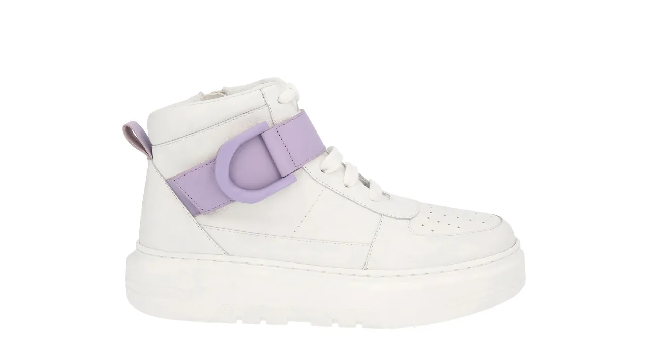 Gabine真皮高筒板鞋，3990元。品牌提供