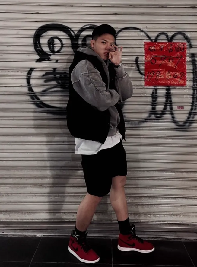 翁男身材壯碩，大學畢業後轉往音樂圈發展，卻因染毒自毀前程。讀者提供