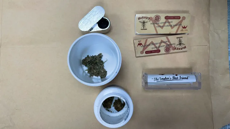 警方在翁男租屋處查獲大麻毒品。讀者提供