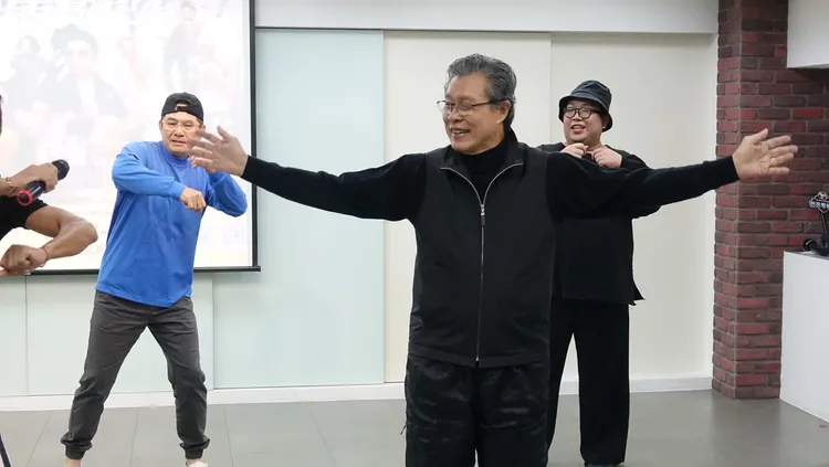 楊烈（前）跳暖身操，氣色看起來很好。張哲鳴攝