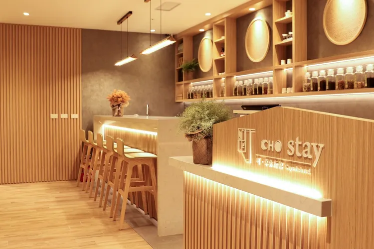 台灣知名文創旅館業者「小鹿文娛集團」，打造全台唯一機場膠囊旅館「町．草休行館」，將於2023年1年1月重啟並試營運。小鹿文娛提供