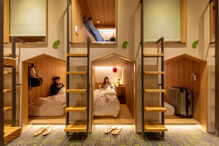 床位分為上下舖單人床、舒適雙人床位、舒適三人房及舒適四人房。小鹿文娛提供