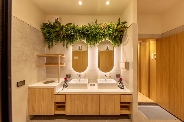 舒適公共衛浴，提供「茶籽堂」盥洗用品及dyson吹風機，備有毛巾、充電線、行李鎖等供旅人租用。小鹿文娛提供