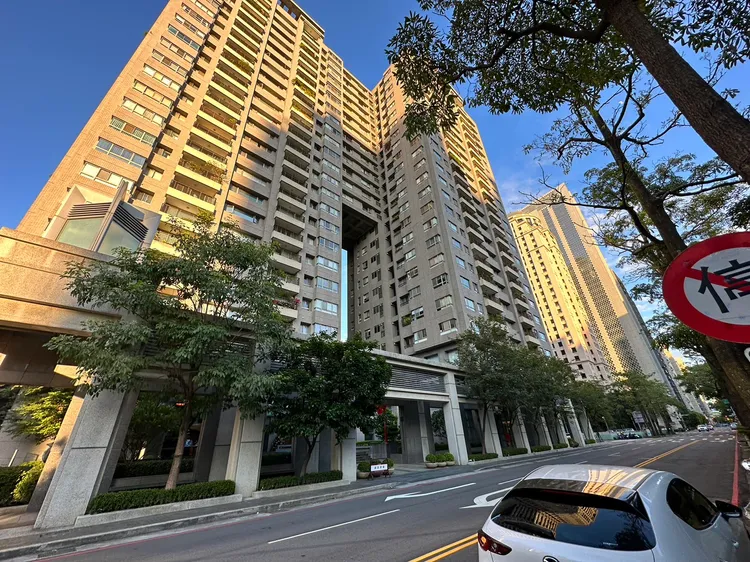 很多建築習慣以屋頂、外牆、門窗玻璃、地板等建材的斷熱特性，達到抗寒隔熱效果。王鈞生攝