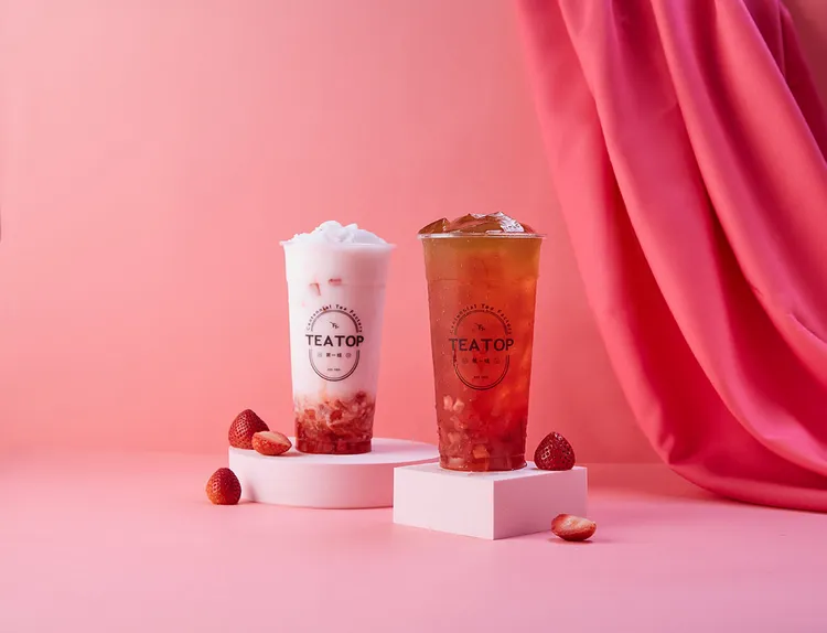 TEA TOP草莓季新品：日月莓好（右）焦糖美莓（左）。業者提供