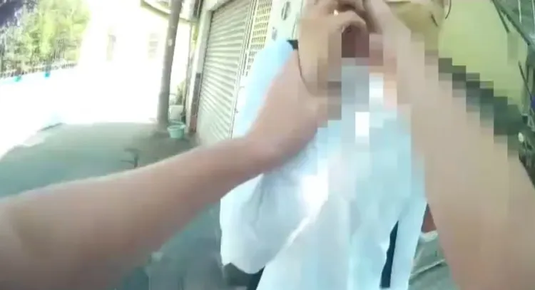 警員奪下陳嫌手機欲查看相關詐騙訊息。讀者提供